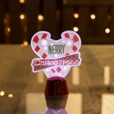 Vianočná LED dekorácia na stôl - s lesklým podstavcom - srdce - 11 cm