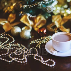 Vianočná dekoračná reťaz z perál - strieborná / zlatá farba - 3 m