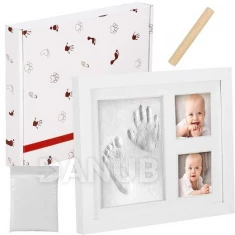 Fotorámček s odtlačkom ruky a nohy odliaty z bielej hliny