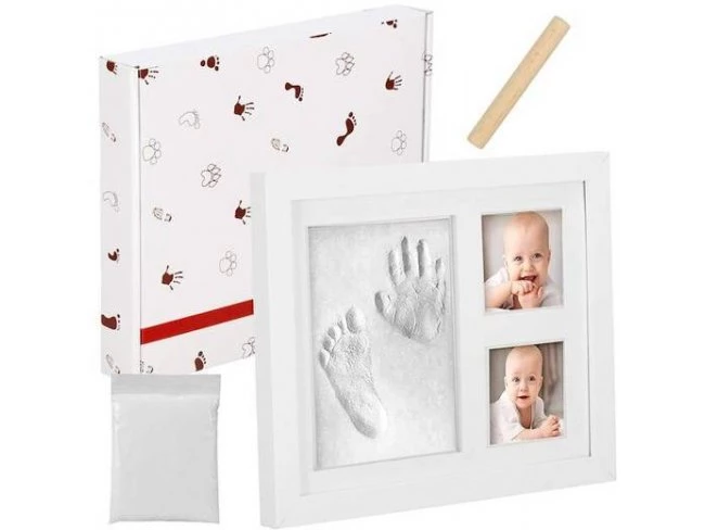 Fotorámček s odtlačkom ruky a nohy odliaty z bielej hliny